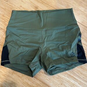 LN Virus shorts women M
